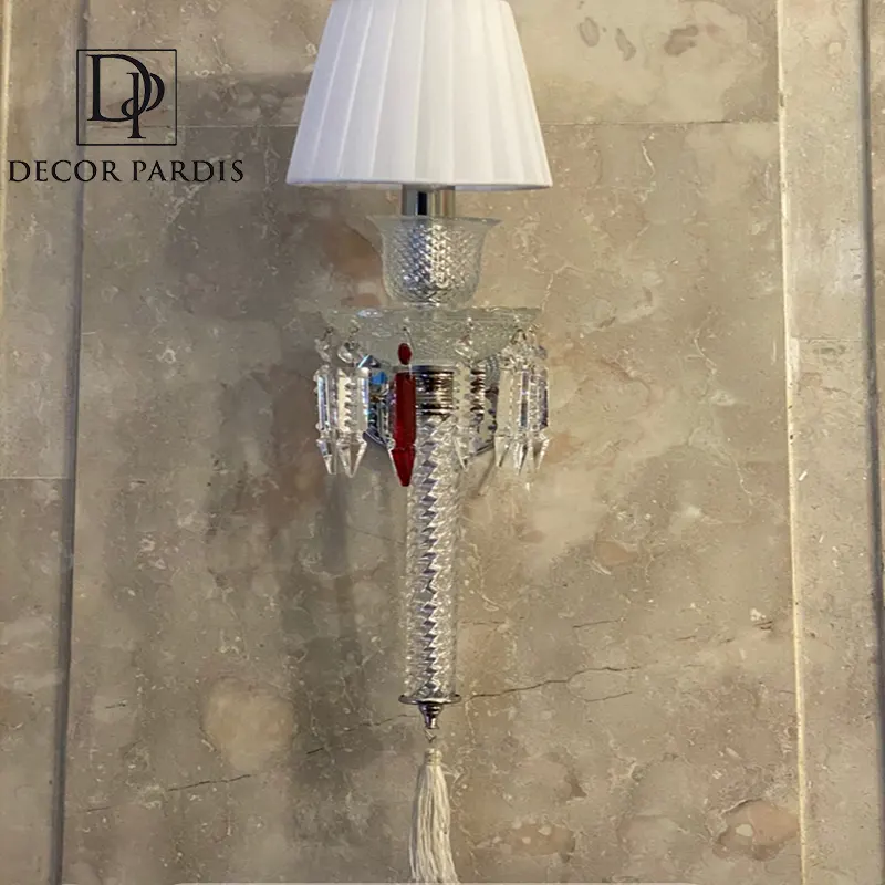 دیوارکوب باکارات طرح تورچ طلایی در دو طرف یک آینه بزرگ در راهرو