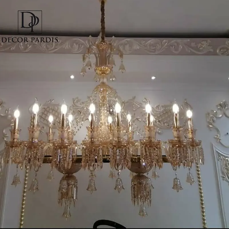 لوستر جزیره زنیت با طراحی خطی مدرن بر روی جزیره آشپزخانه سفید