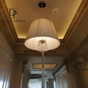 لوستر تورچ باکارات طلایی در مرکز سالن پذیرایی با سقف بلند