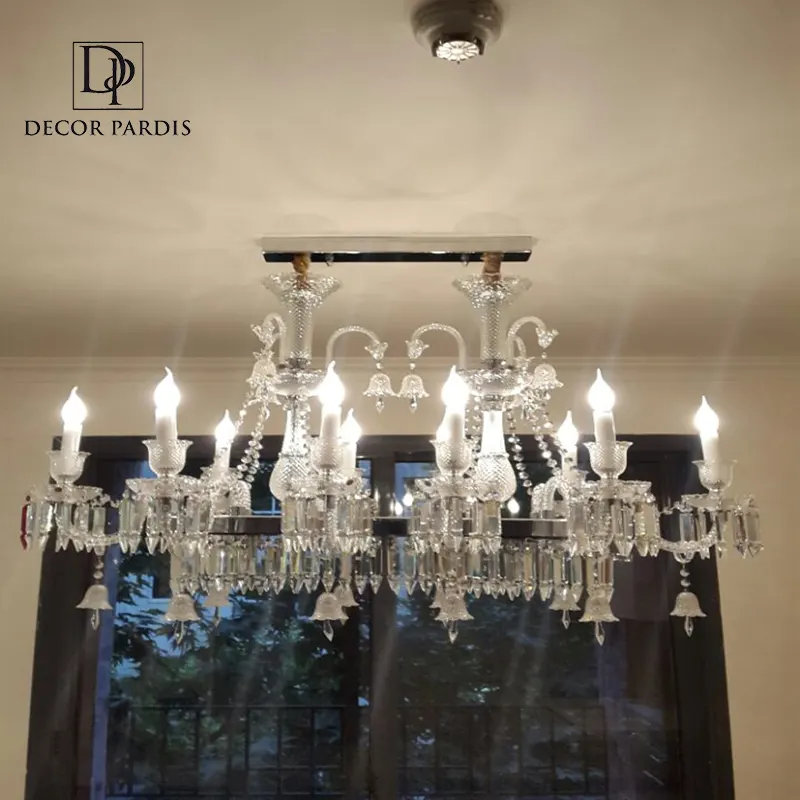 لوستر جزیره زنیت با طراحی خطی مدرن بر روی جزیره آشپزخانه سفید