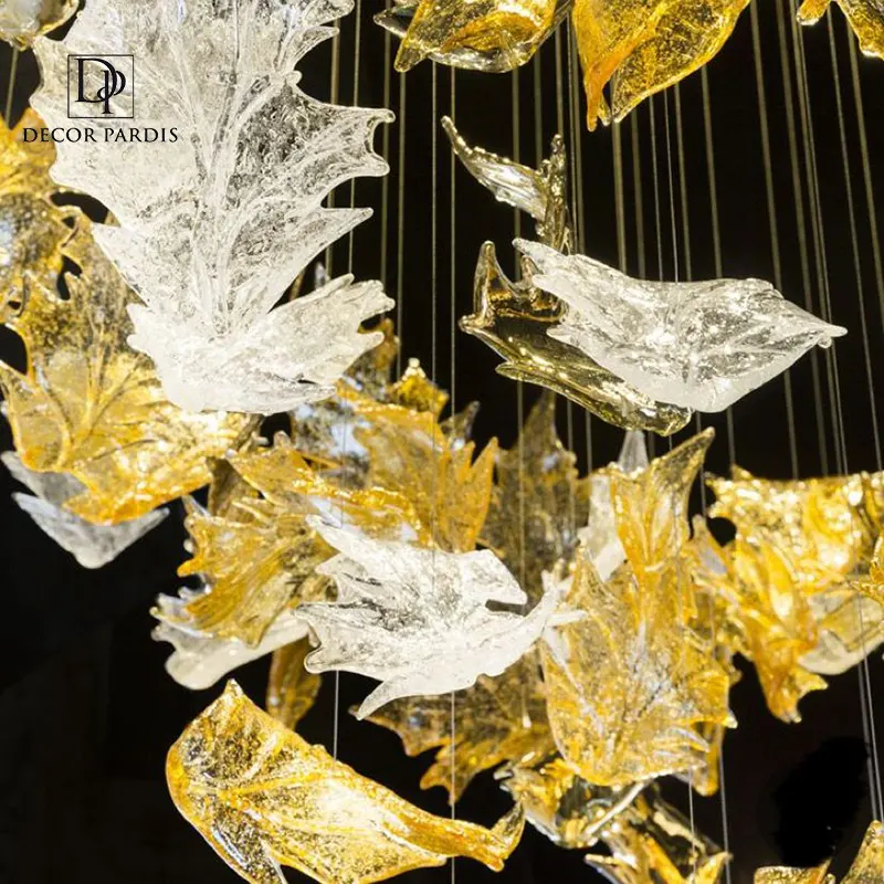 نمای نزدیک لوستر برگ پاییزی