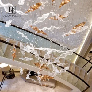 نمای نزدیک شیشه‌های مرواریدی لوستر کروموزون