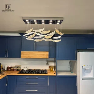 نمای نزدیک جزئیات هالوژنی و پر سوزنی لوستر دست ساز