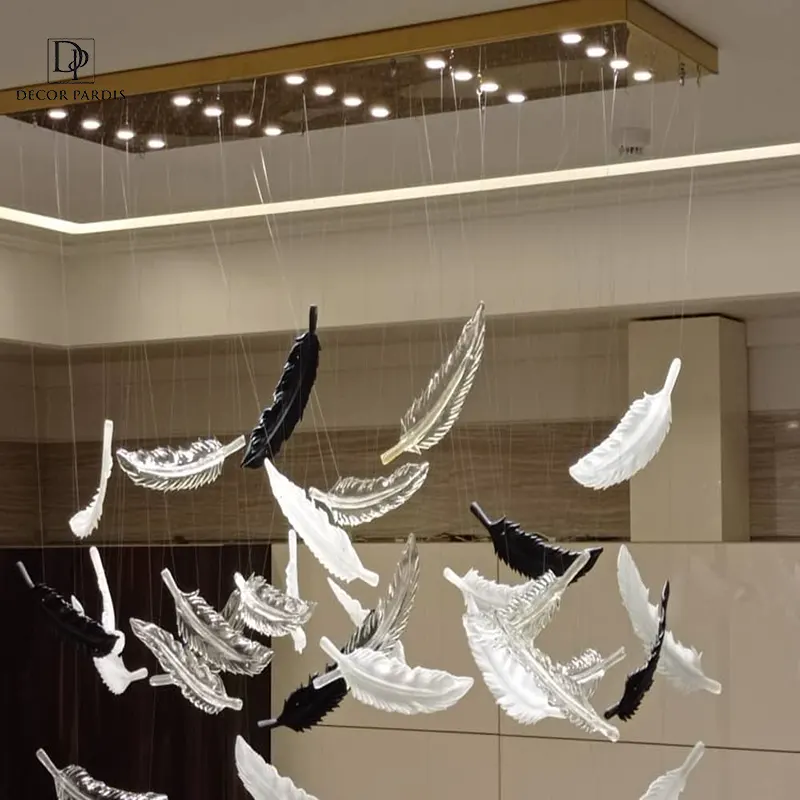 لوستر فانتزی هالوژنی روشن شده در سالن پذیرایی