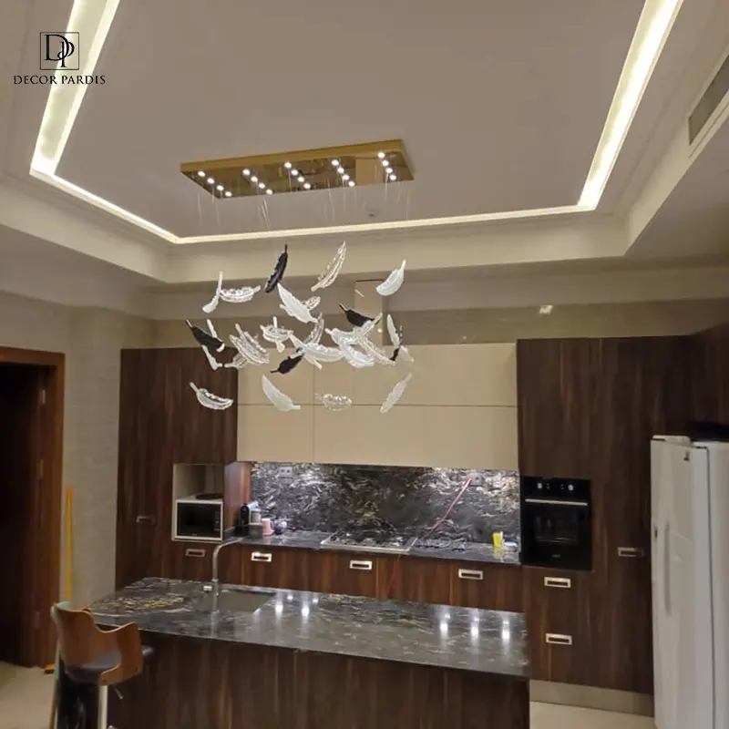 لوستر دست ساز پر سوزنی با نور هالوژنی و جلوه مدرن