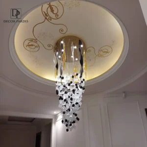 لوستر دست ساز سنگی آویز سیاه و سفید در سالن پذیرایی