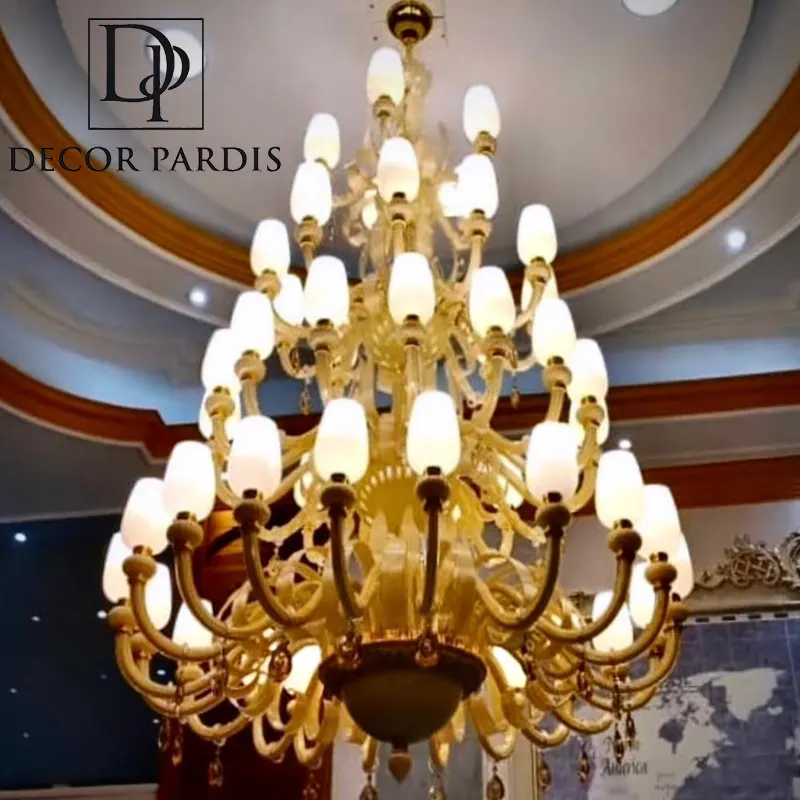 نمای نزدیک لوستر طبقاتی زیبا