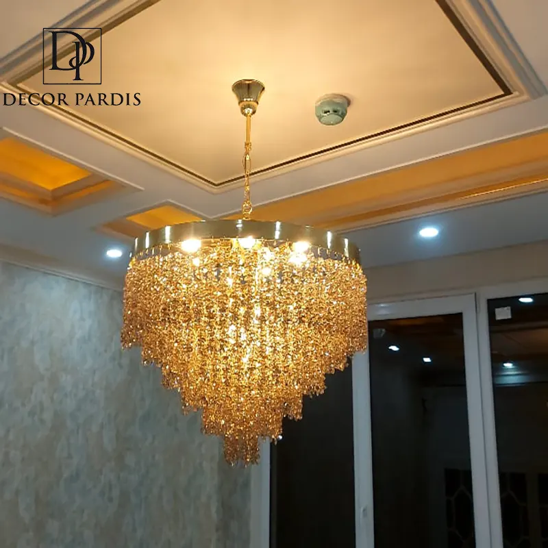 نصب لوستر در سالن پذیرایی با دکوراسیون مدرن