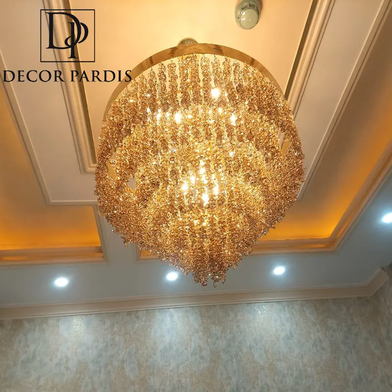 لوستر گنبدی زیبا در سالن پذیرایی