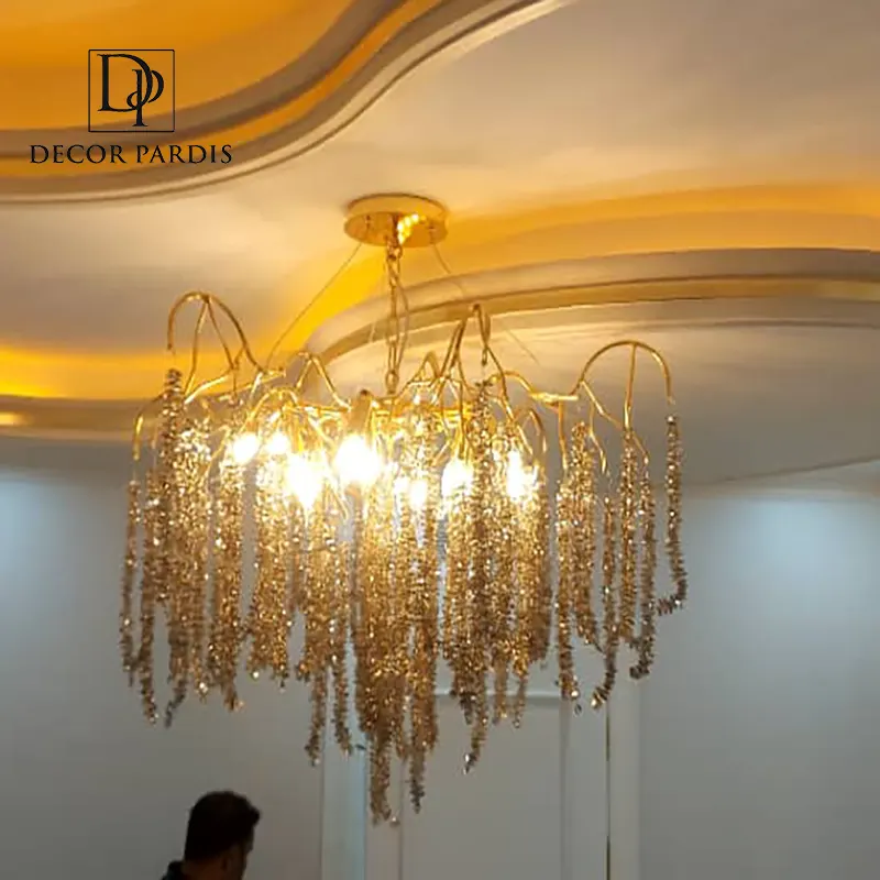 لوستر شاخه نباتی روشن در محیط پذیرایی