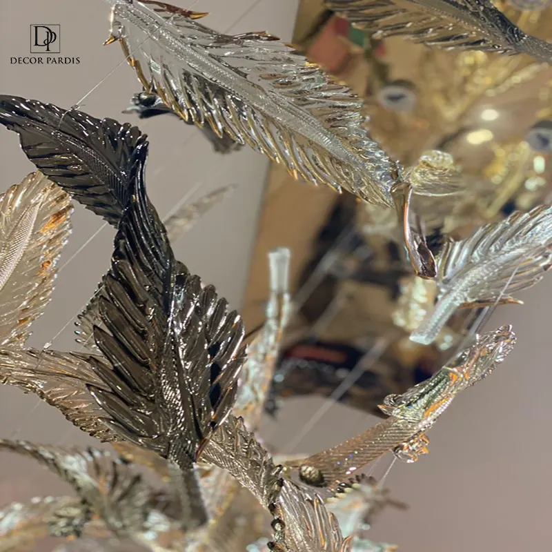 نمای نزدیک از جزئیات لوستر پر سوزنی