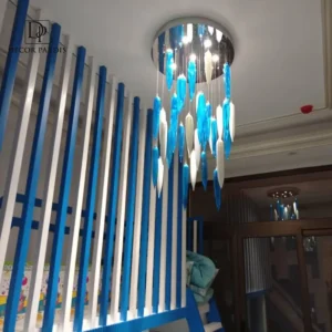 نمای نزدیک قطرات شیشه‌ای در لوستر قطره آب یخی