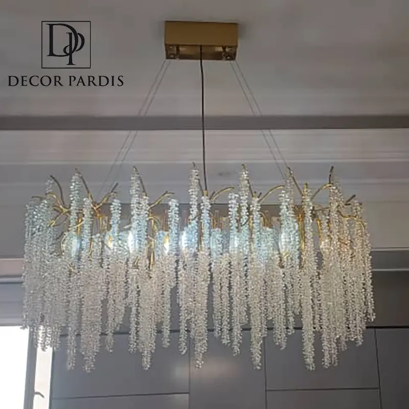 لوستر لاینر روشن در فضای پذیرایی با دکوراسیون مینیمال