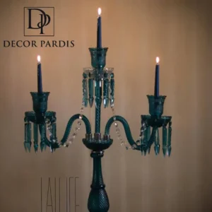 آباژور کریستال باکارات روشن بر روی میز کنار تخت در یک اتاق خواب