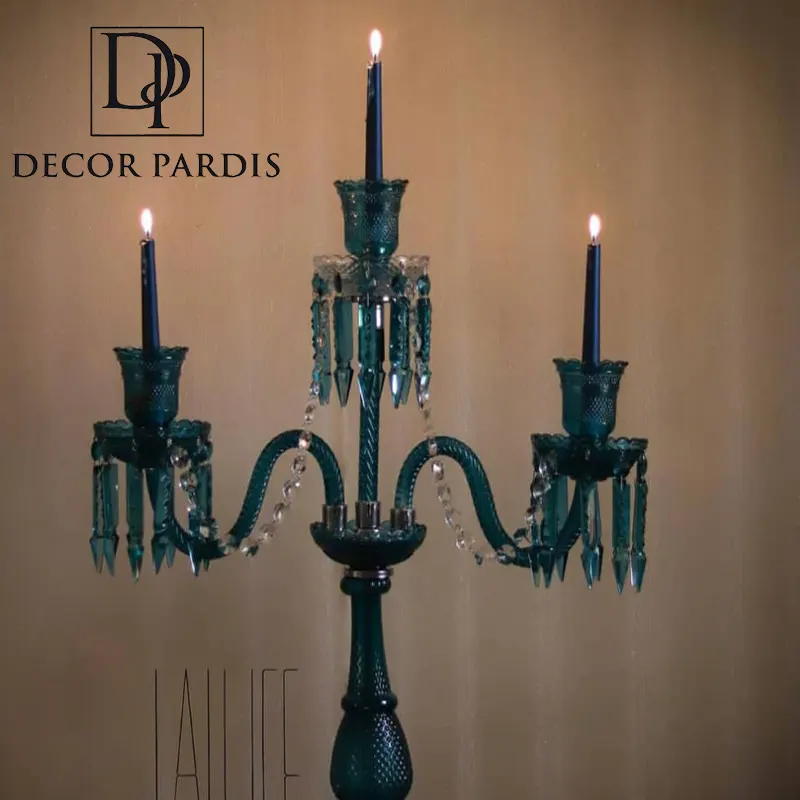 آباژور کریستال باکارات روشن بر روی میز کنار تخت در یک اتاق خواب