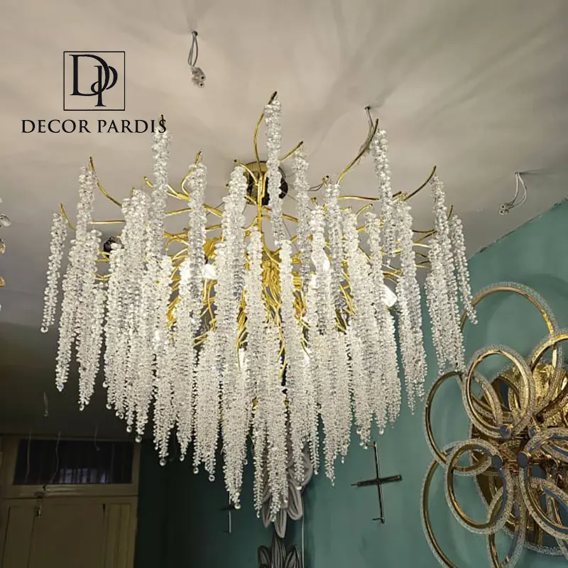 لوستر شاخه نباتی سانتی روشن در یک اتاق پذیرایی لوکس