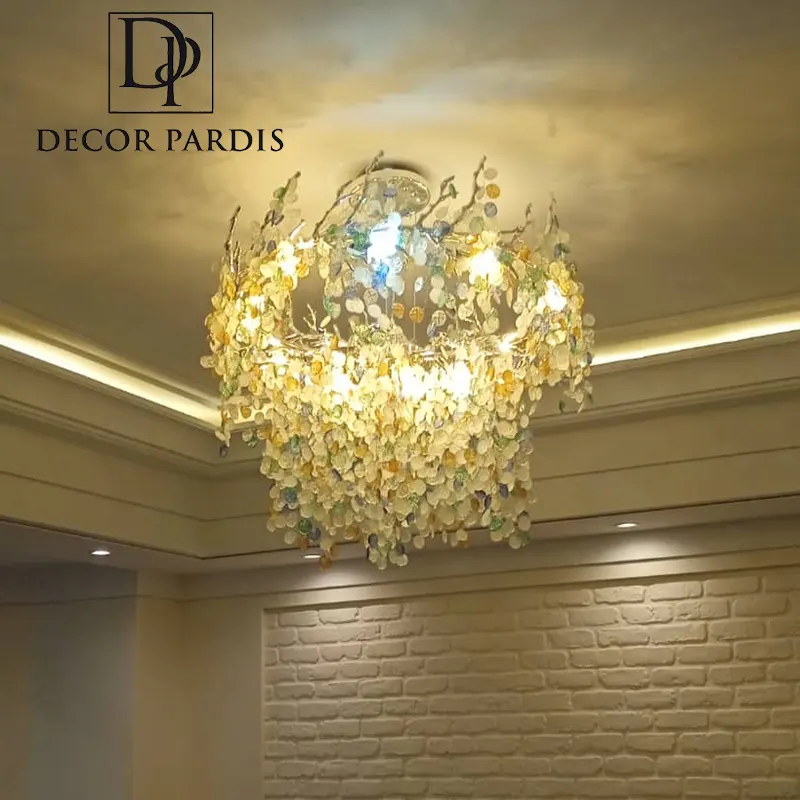 نمای نزدیک از حلقههای فلزی و ساختار درختی لوستر رینگی