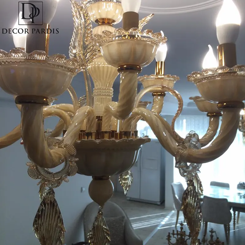 نمای نزدیک لوستر هشت شعله