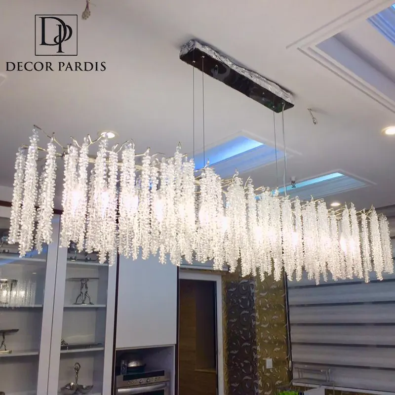 لوستر لاینر روشن در فضای پذیرایی