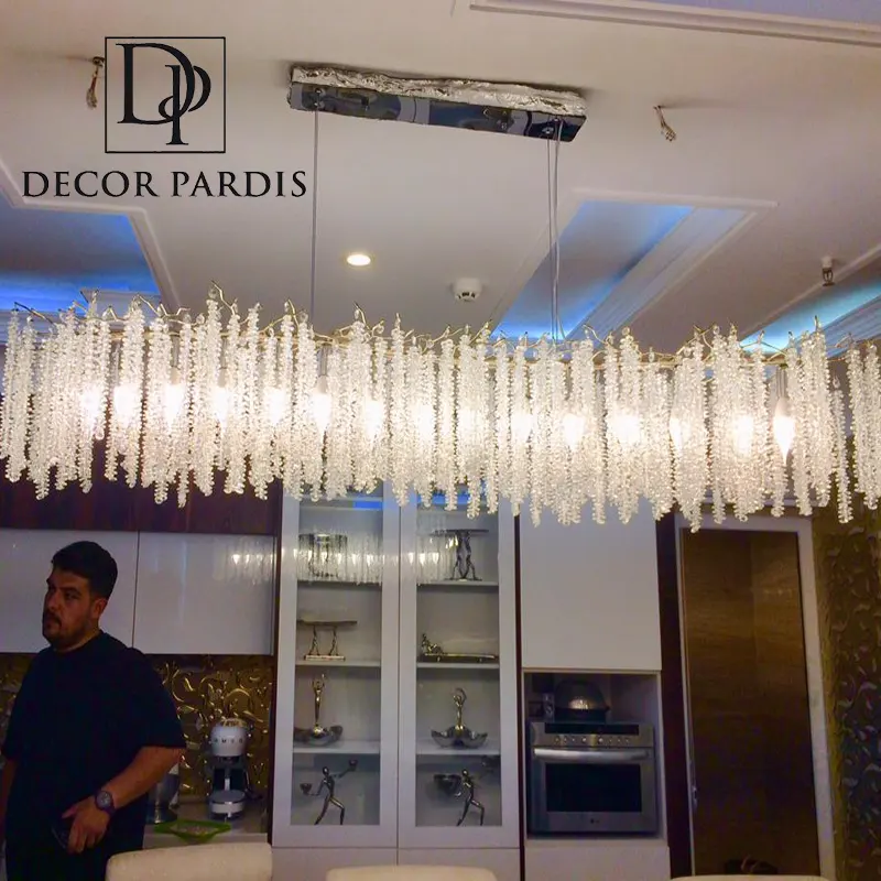 لوستر لاینر روشن در فضای پذیرایی با دکوراسیون مینیمال