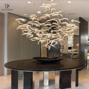 لوستر دست ساز پر سوزنی مدل پر نور با نور پراکنده و جلوه لوکس