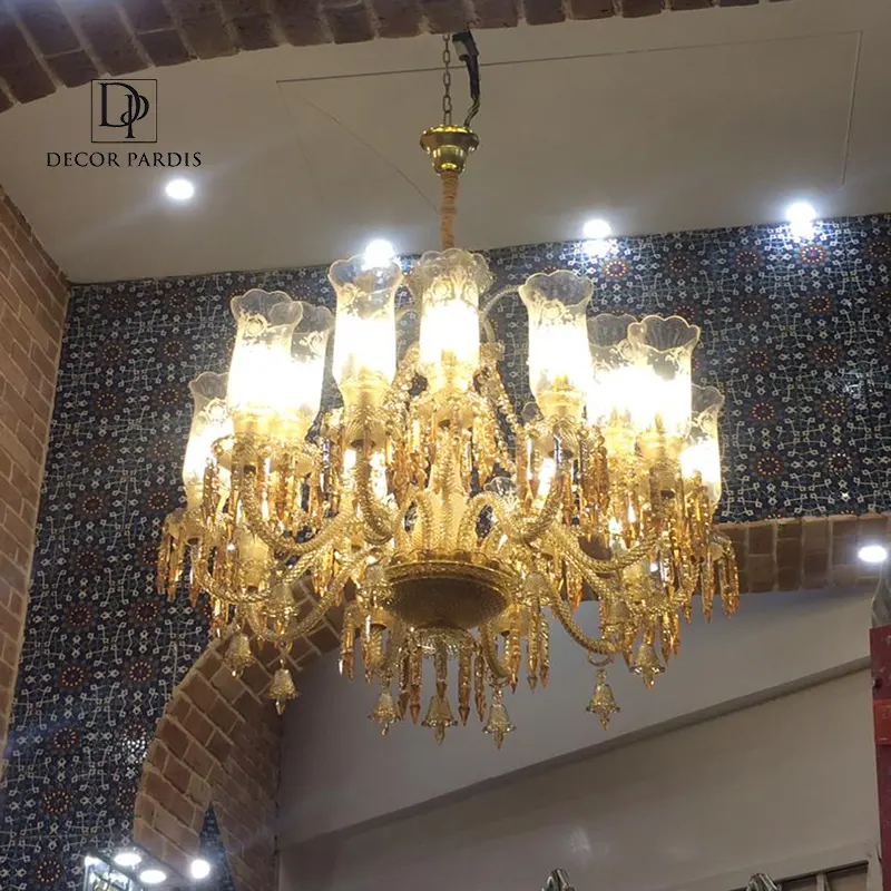 نمای نزدیک از جزئیات و طراحی لوکس لوستر زنیت