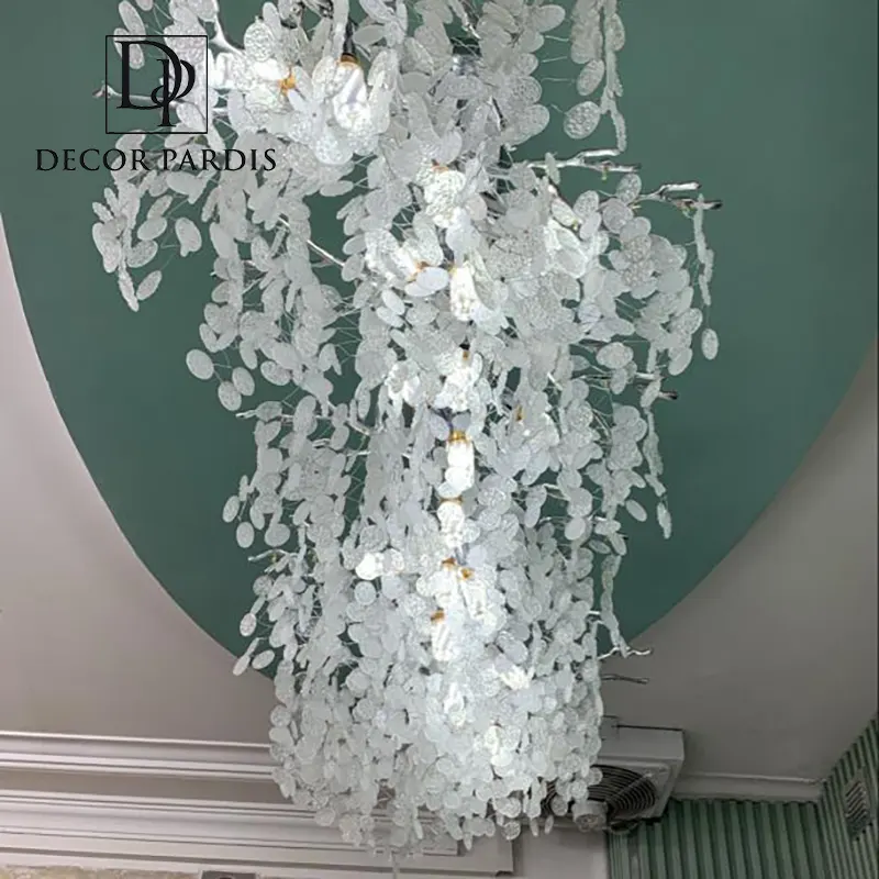 نمای نزدیک از شاخههای خطی و ساختار هندسی لوستر