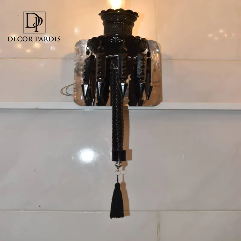 نمای نزدیک از جزئیات فلزکاری و طراحی مشعل گونه چراغ دیواری باروک