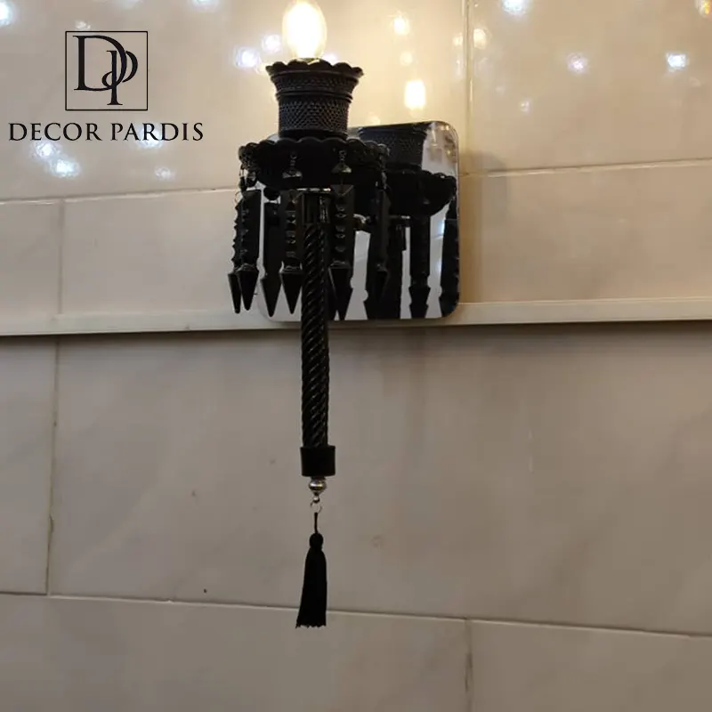 نمای نزدیک از جزئیات فلزکاری و طراحی مشعل گونه چراغ دیواری باروک