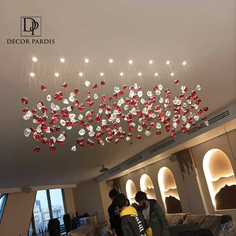 لوستر دست ساز سنگی مدل فانتزی در یک اتاق نشیمن شیک