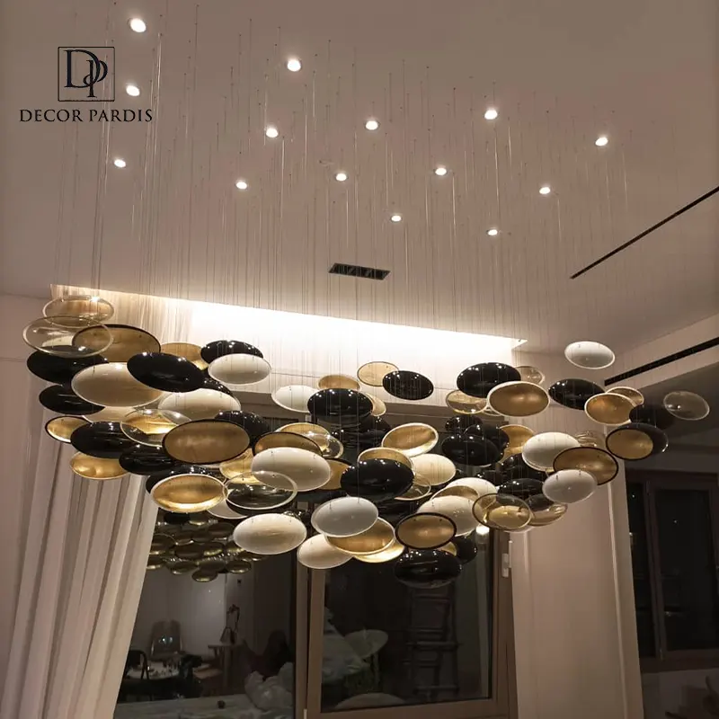 نمای نزدیک جزئیات و فرم نوآورانه لوستر مدل اکستریم