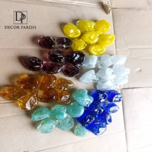 مجموعهای از آویزهای سنگی به رنگهای مختلف برای طراحی لوستر