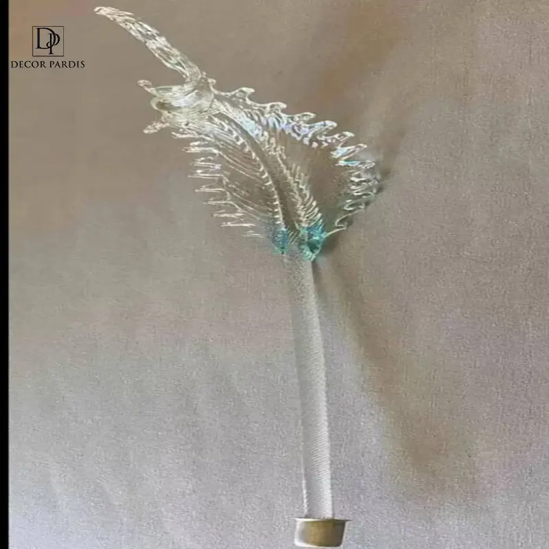 نمای نزدیک آویز لوستر پر سوزنی