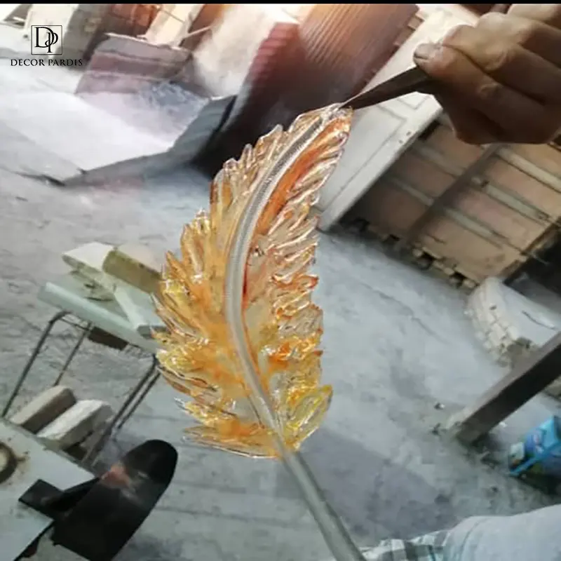 آویز لوستر زرین پر سوزنی