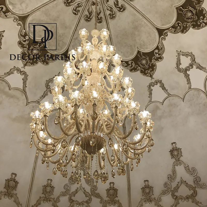 نمای نزدیک لوستر طبقاتی زیبا