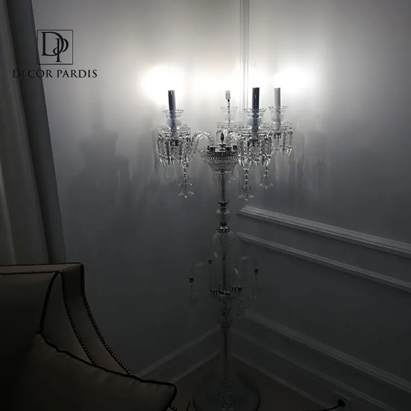 آباژور الماسی باکارات - نمای نزدیک از برشهای کریستال الماسی شکل