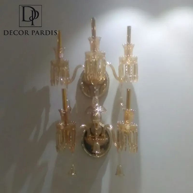 دیوارکوب Xennit روشن در راهروی مدرن