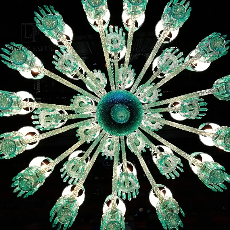 چلچراغ طبقه ای باکارات در حال درخشش در یک سالن پذیرایی بزرگ