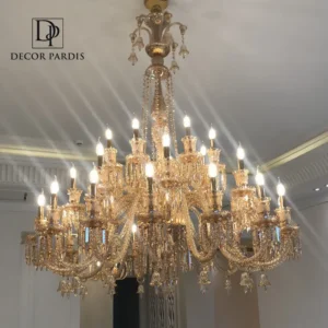 لوستر سه طبقه باکارات با کریستال های درخشان در یک سالن پذیرایی مدرن