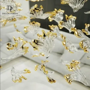 لوستر مدل عروس پروانه زرین با پروانه‌های طلایی و نور ملایم