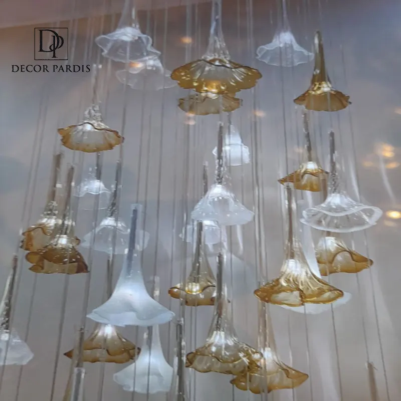 لوستر شیک مدل شیپوری در سالن پذیرایی مدرن