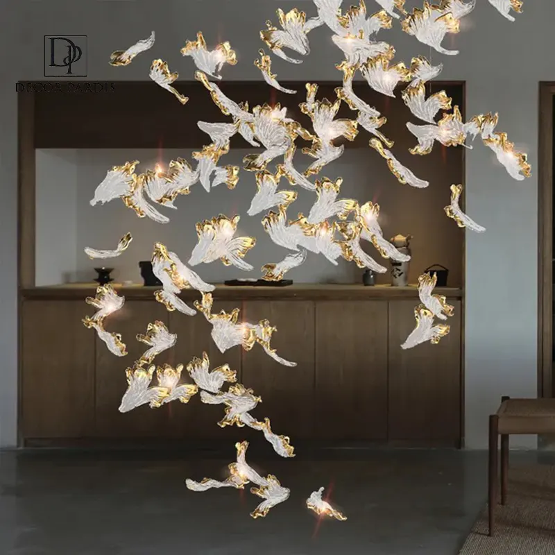 نور ملایم و جلوه هنری لوستر عروس پروانه مدل نئوکلاسیک