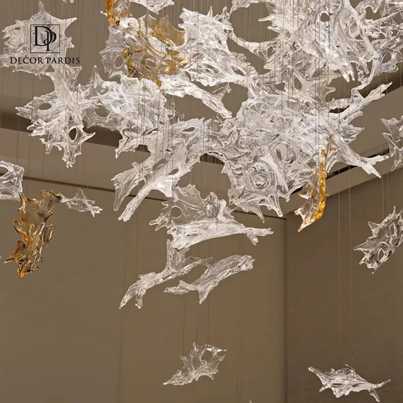 نمای نزدیک لوستر برگ پاییزی