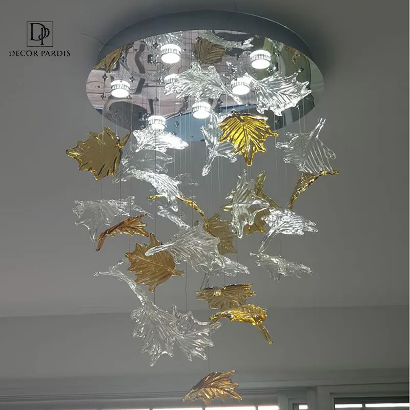 نمای نزدیک لوستر دست ساز برگ پاییزی مدل آبشاری