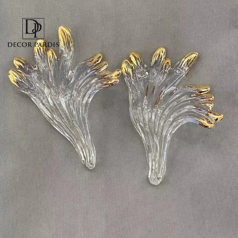 نمای نزدیک پروانههای ظریف لوستر مدل نئوکلاسیک