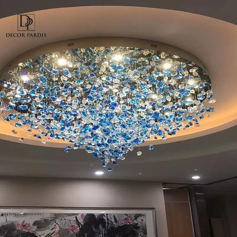 نمای نزدیک از بافت سنگی و فرم گنبدی لوستر