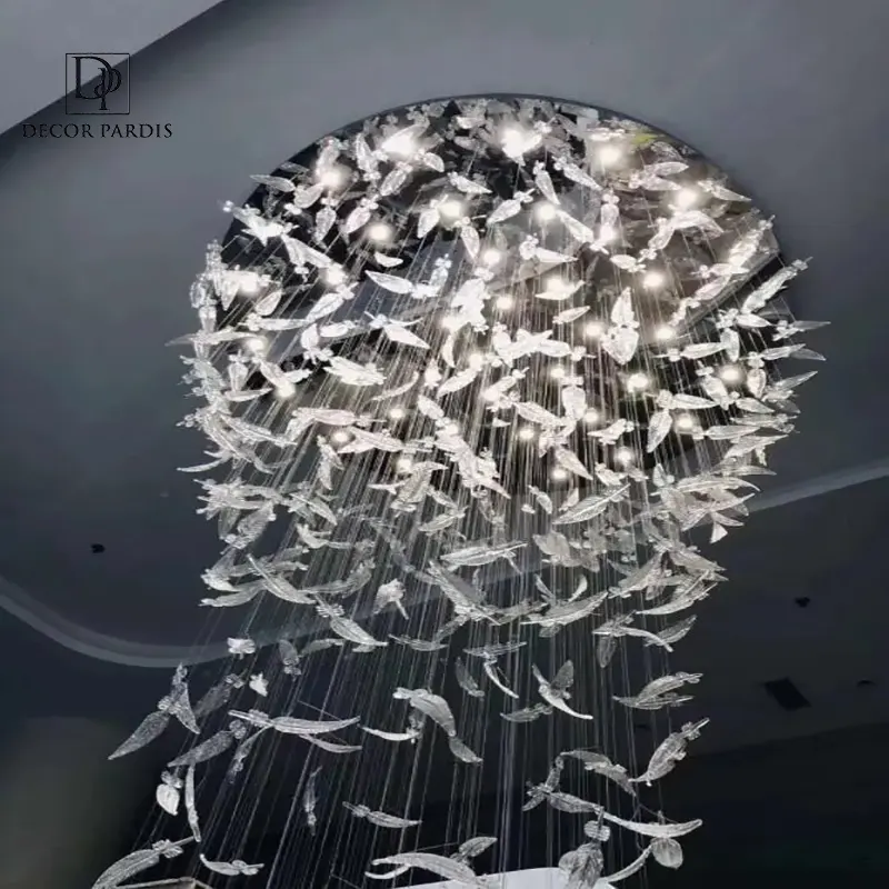 نمای نزدیک جزئیات پر سوزنی لوستر سقفی دست ساز