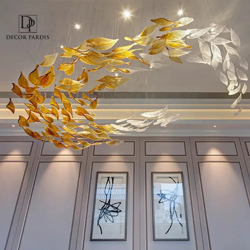 نمای نزدیک جزئیات طلایی لوستر دم ماهی زرین