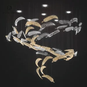 نمای نزدیک جزئیات کریستالی و پر سوزنی لوستر دست ساز