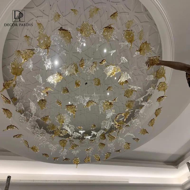 نمای زیبای لوستر برگ پاییزی